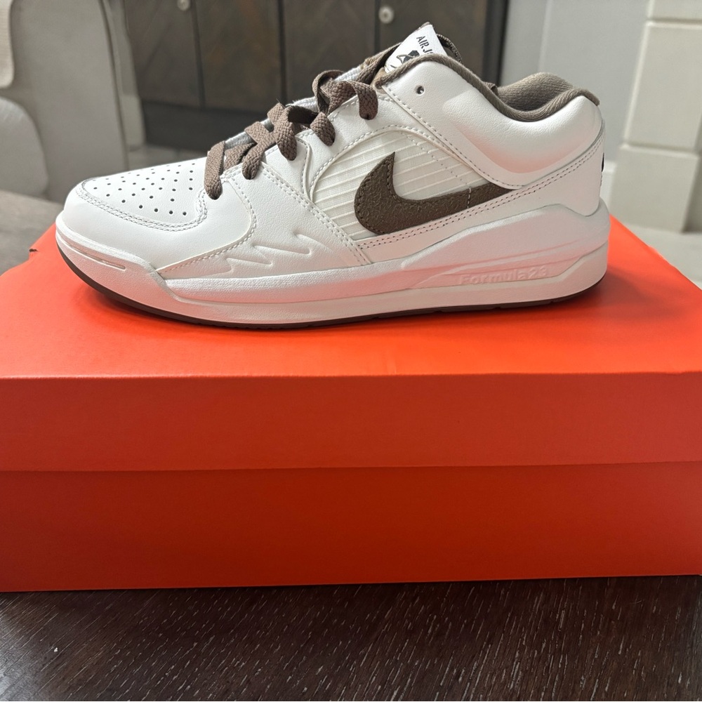 Nike woman’s 7.5  White and Brown Nike air Jordan